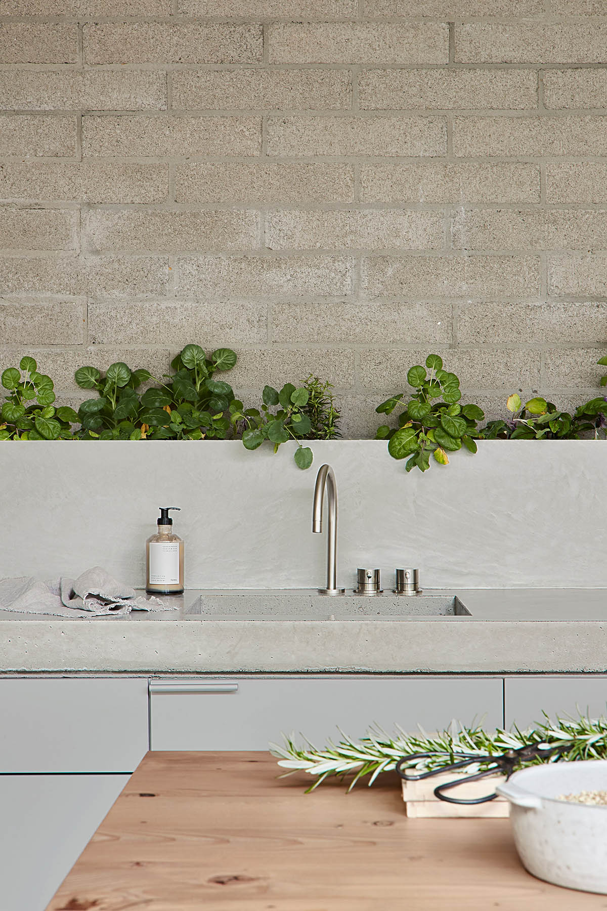 Studio Four designs Ruxton Rise Residence with internal courtyard and minimal elements in Melbourne