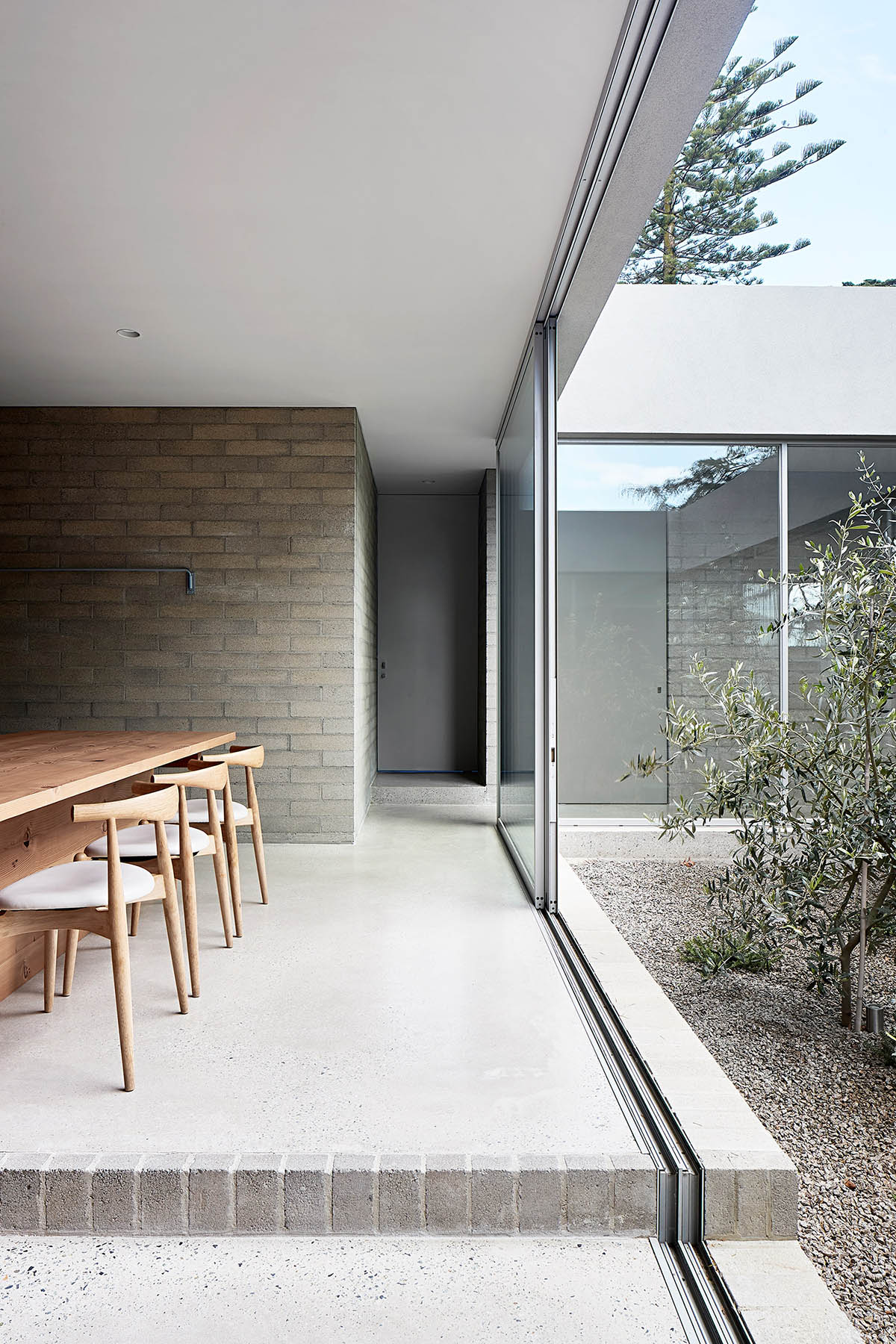 Studio Four designs Ruxton Rise Residence with internal courtyard and minimal elements in Melbourne