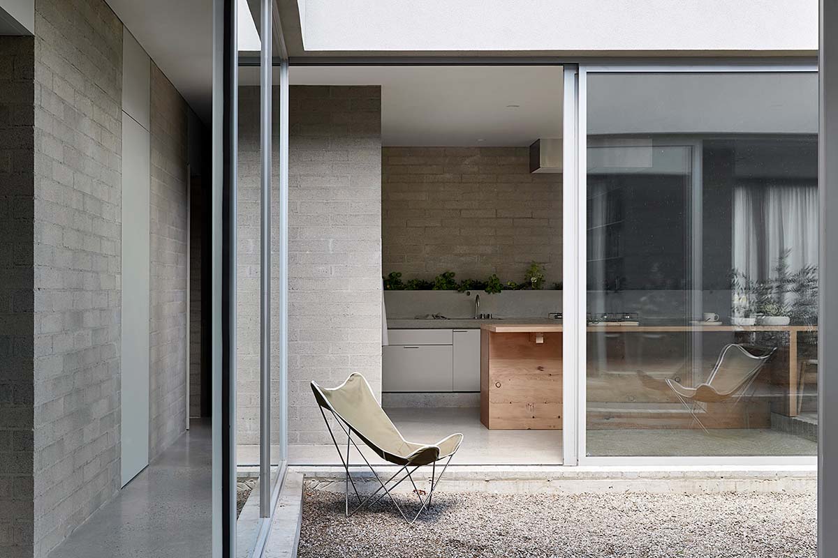 Studio Four designs Ruxton Rise Residence with internal courtyard and minimal elements in Melbourne
