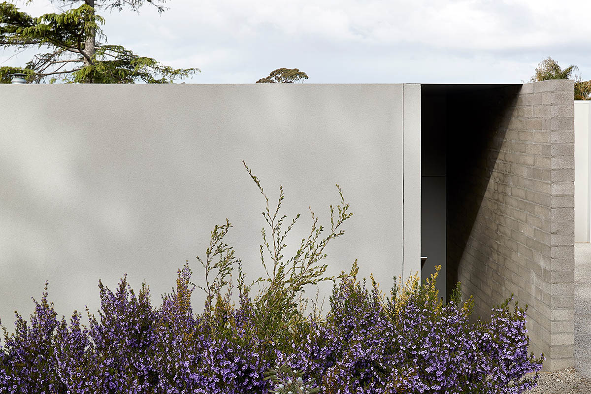 Studio Four designs Ruxton Rise Residence with internal courtyard and minimal elements in Melbourne