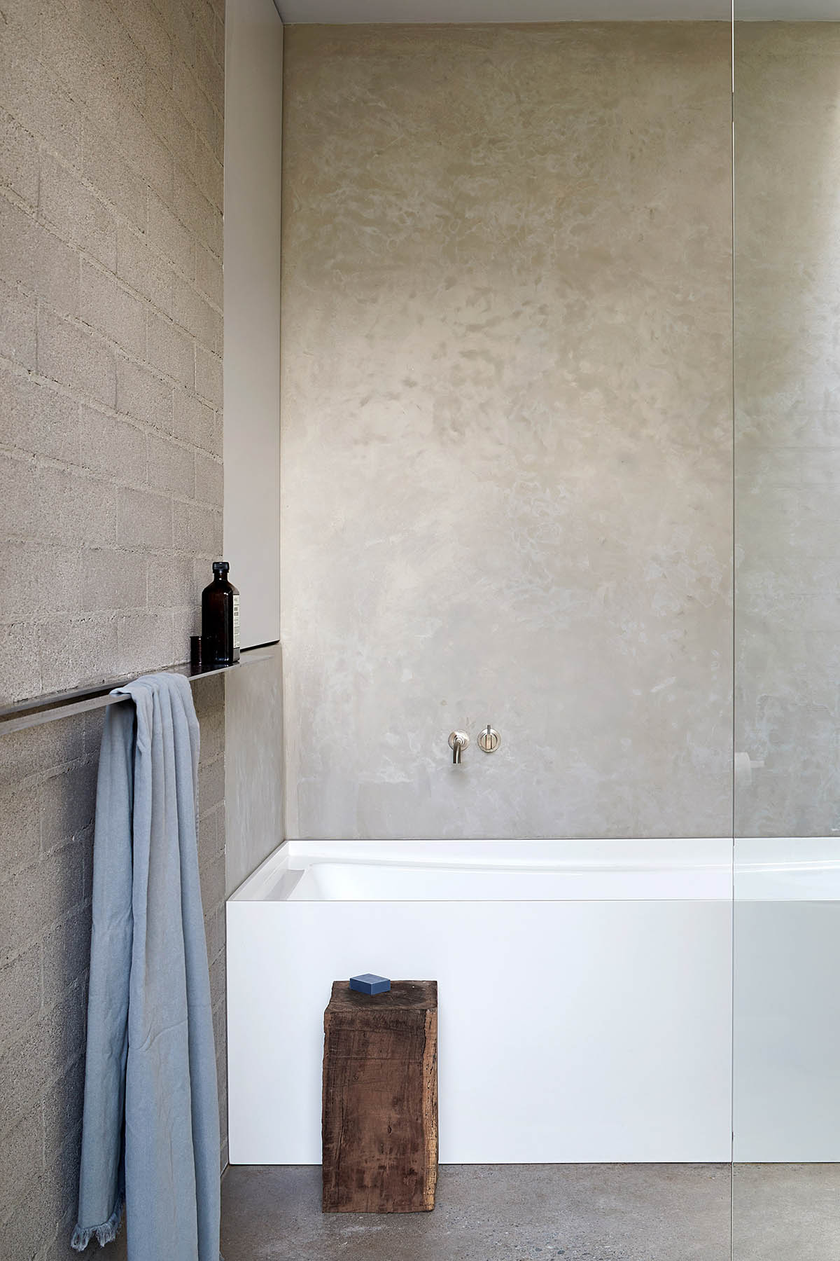 Studio Four designs Ruxton Rise Residence with internal courtyard and minimal elements in Melbourne