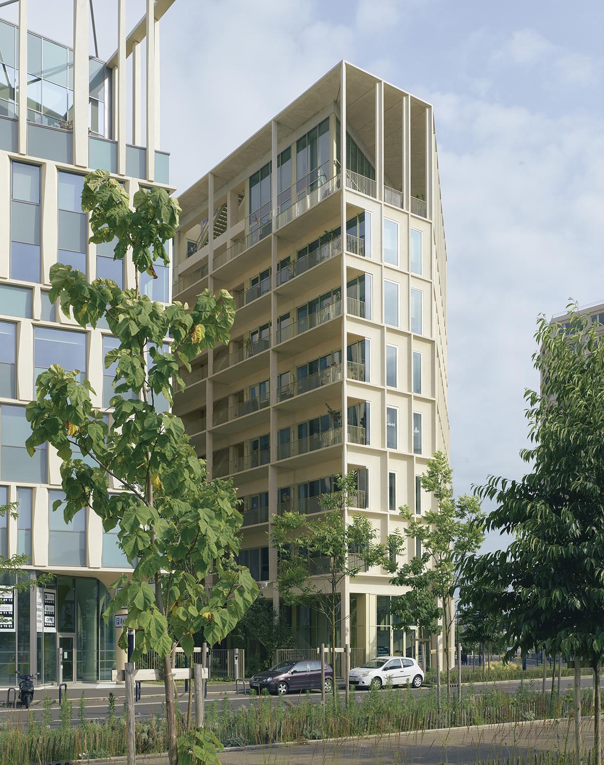 Studioninedots unveils workspace building with new spaces for interaction in Bordeaux