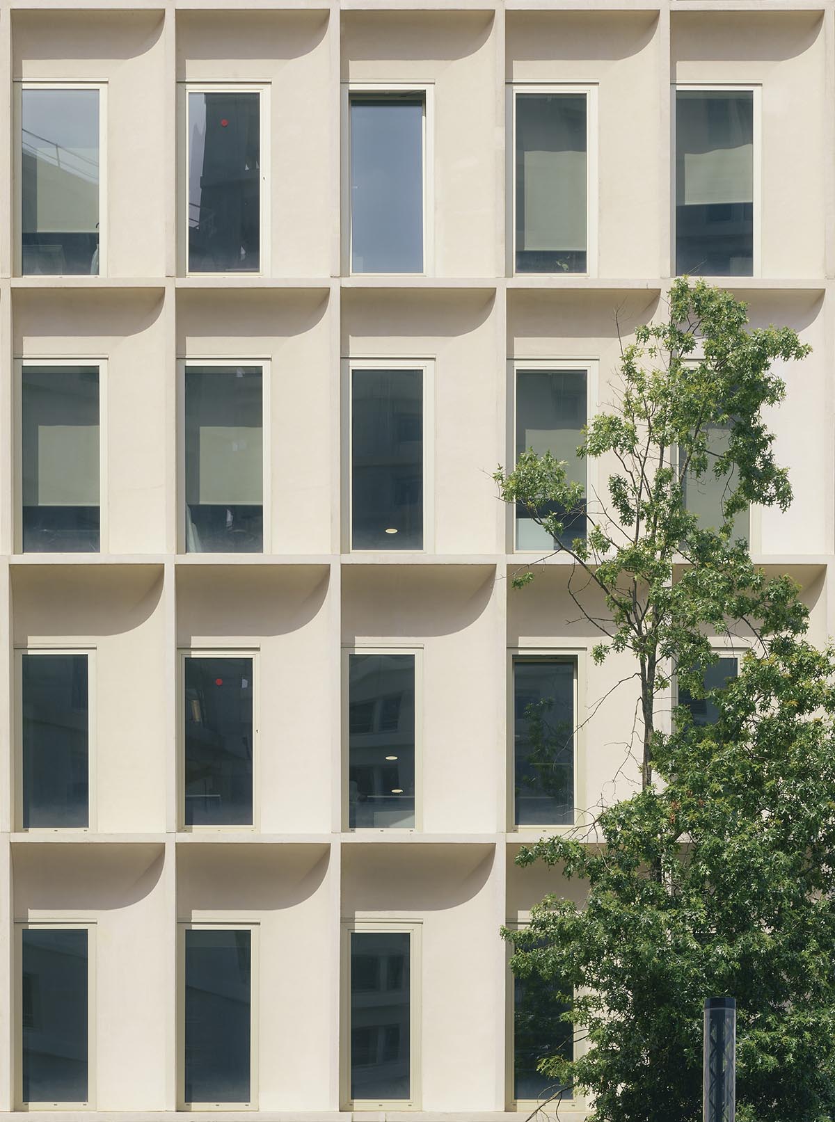 Studioninedots unveils workspace building with new spaces for interaction in Bordeaux