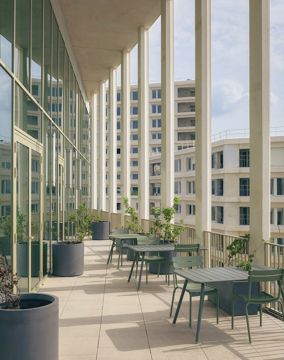 Studioninedots unveils workspace building with new spaces for interaction in Bordeaux