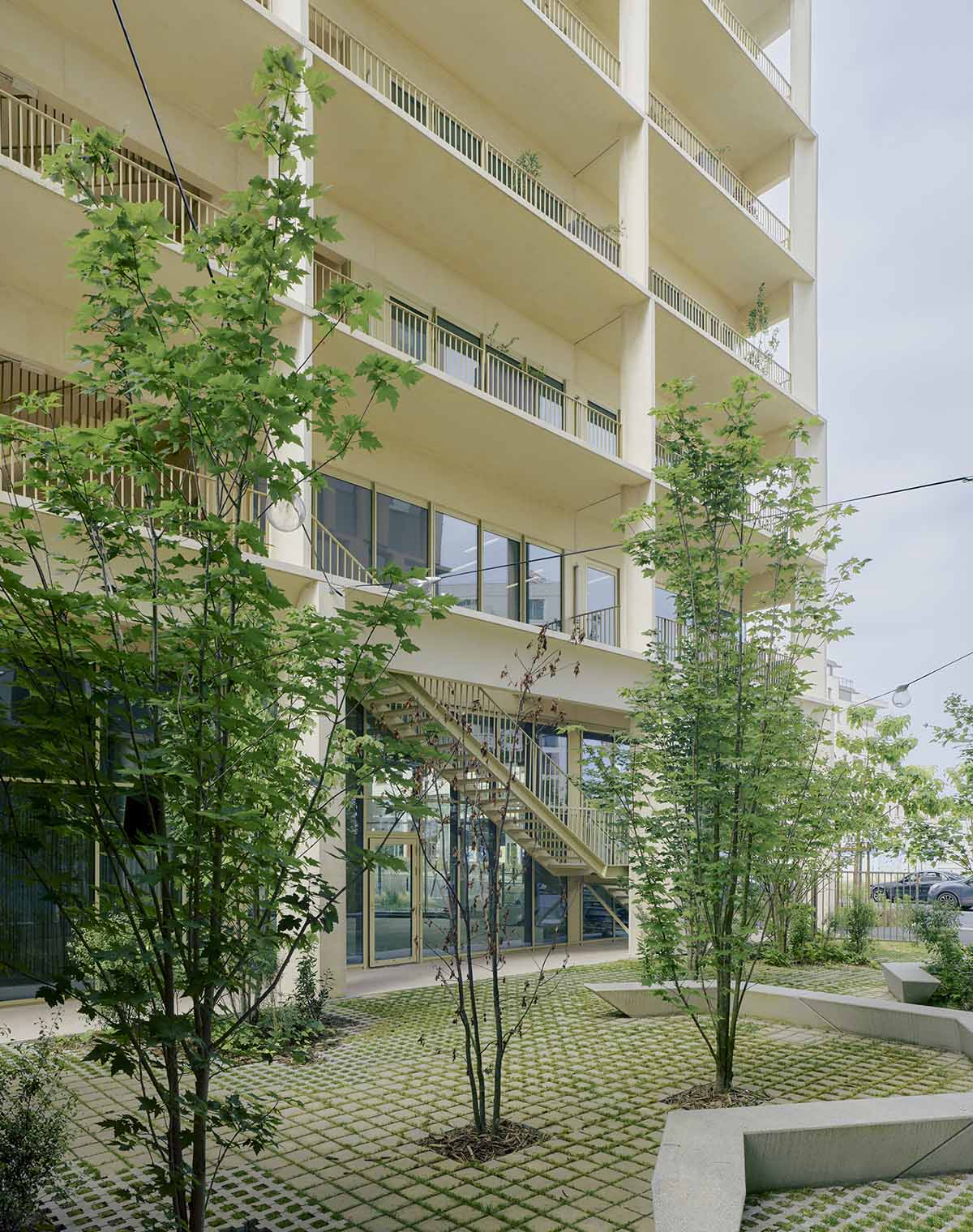 Studioninedots unveils workspace building with new spaces for interaction in Bordeaux