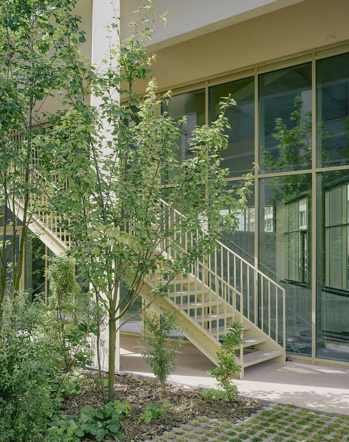 Studioninedots unveils workspace building with new spaces for interaction in Bordeaux