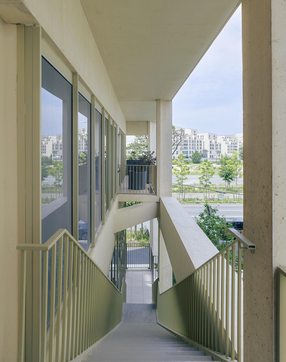 Studioninedots unveils workspace building with new spaces for interaction in Bordeaux