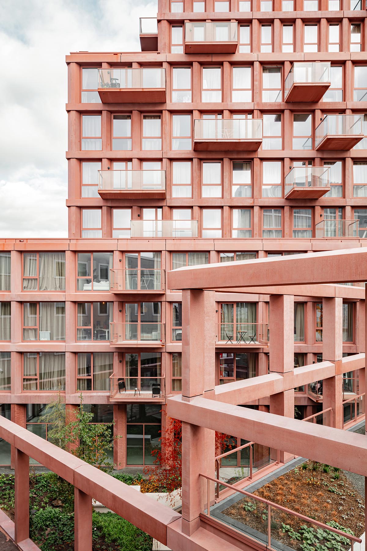 Studioninedots built soft red concrete residential tower in Almere