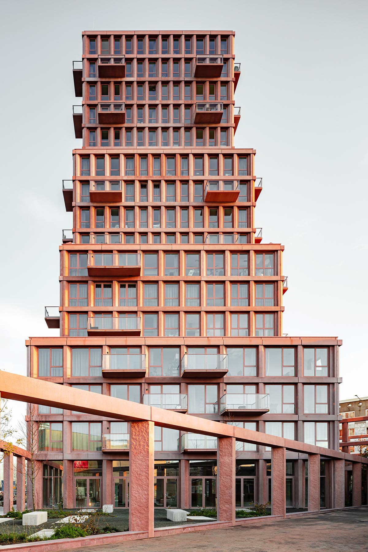 Studioninedots built soft red concrete residential tower in Almere