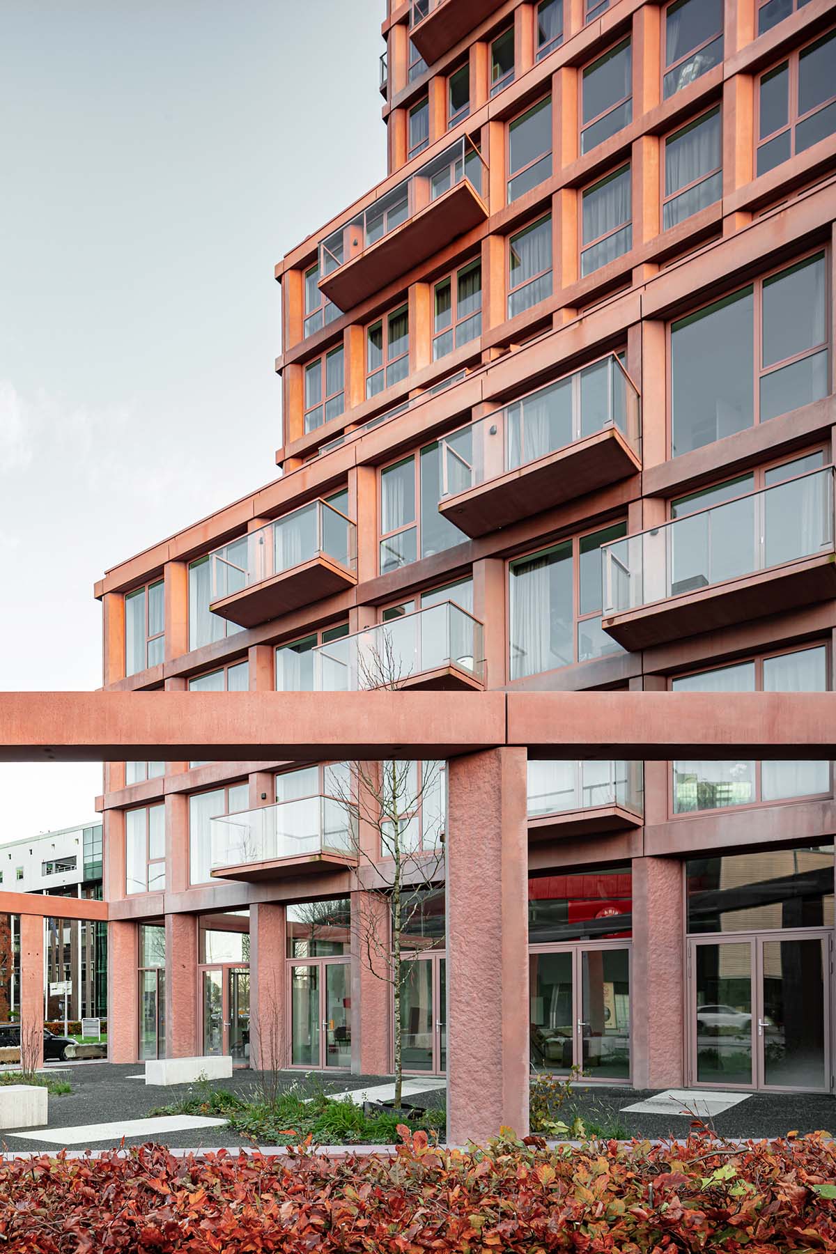 Studioninedots built soft red concrete residential tower in Almere