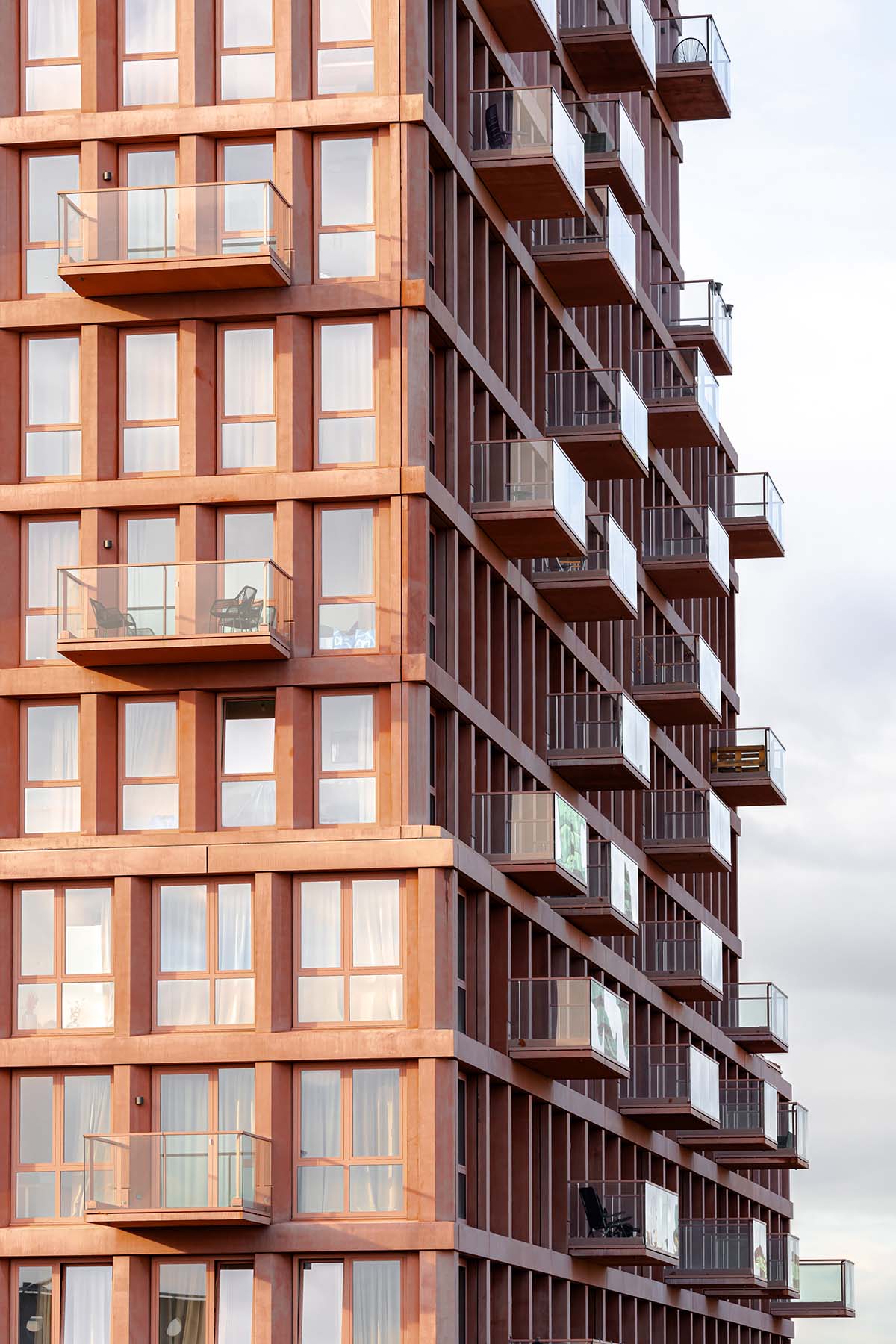 Studioninedots built soft red concrete residential tower in Almere