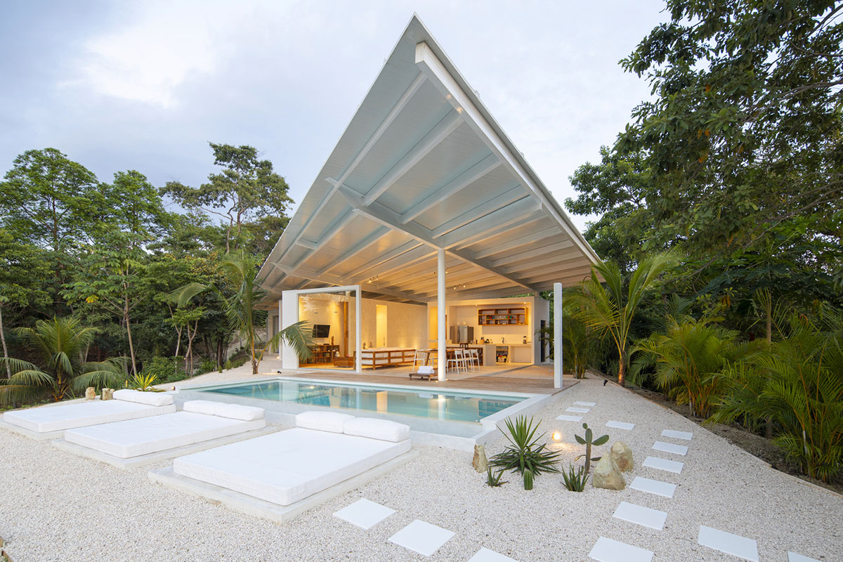 Large wing-like roof points out Santiago Hills Villa designed by Studio Saxe in Costa Rican jungle