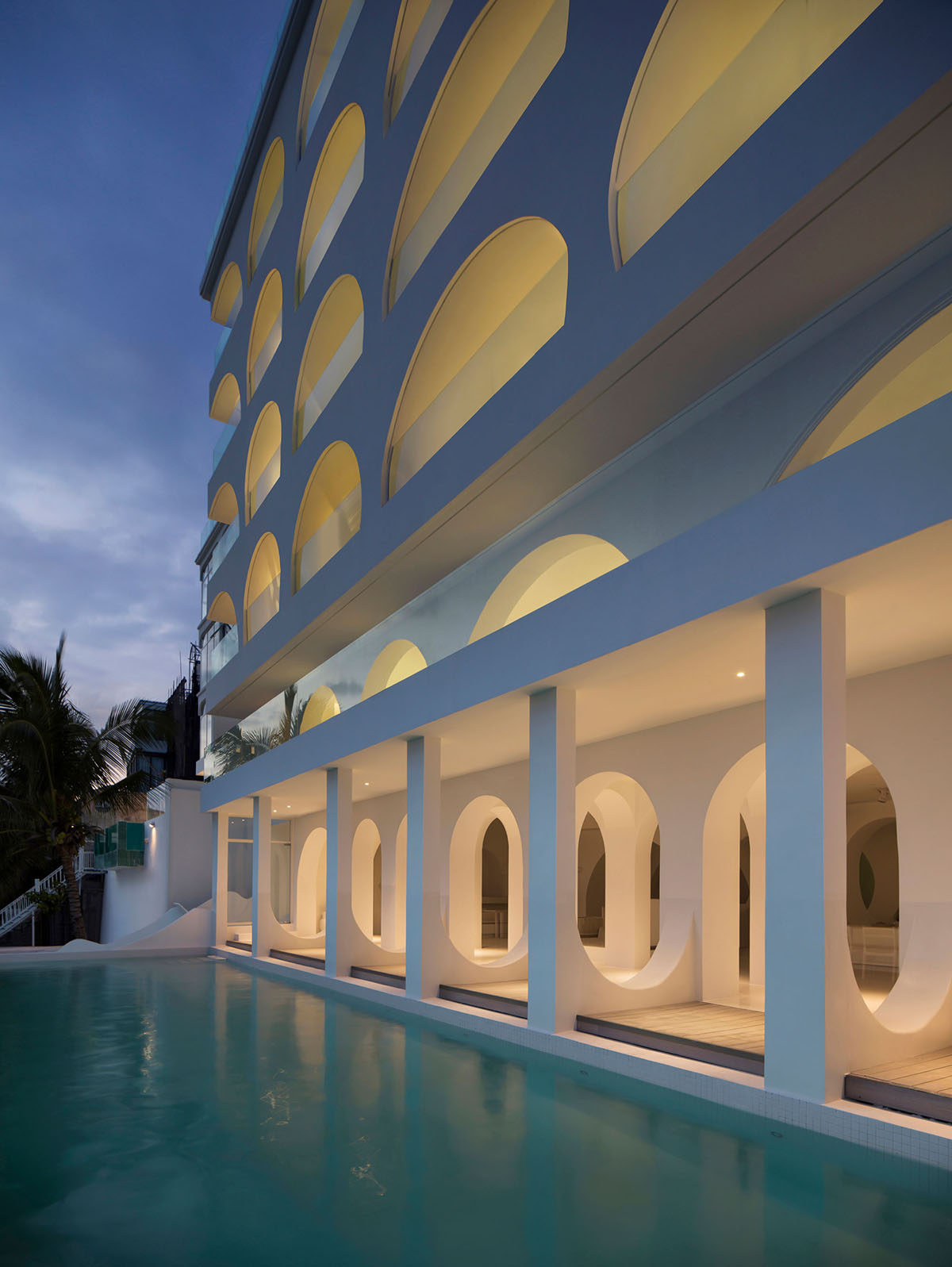GS Design carves out this hotel with arch-shape frames like a sophisticated art piece in Sanya