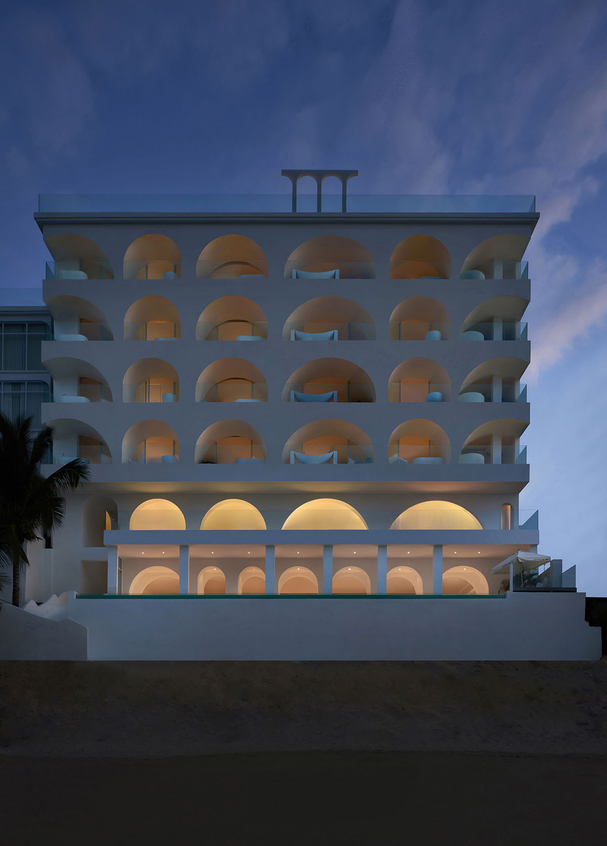 GS Design carves out this hotel with arch-shape frames like a sophisticated art piece in Sanya