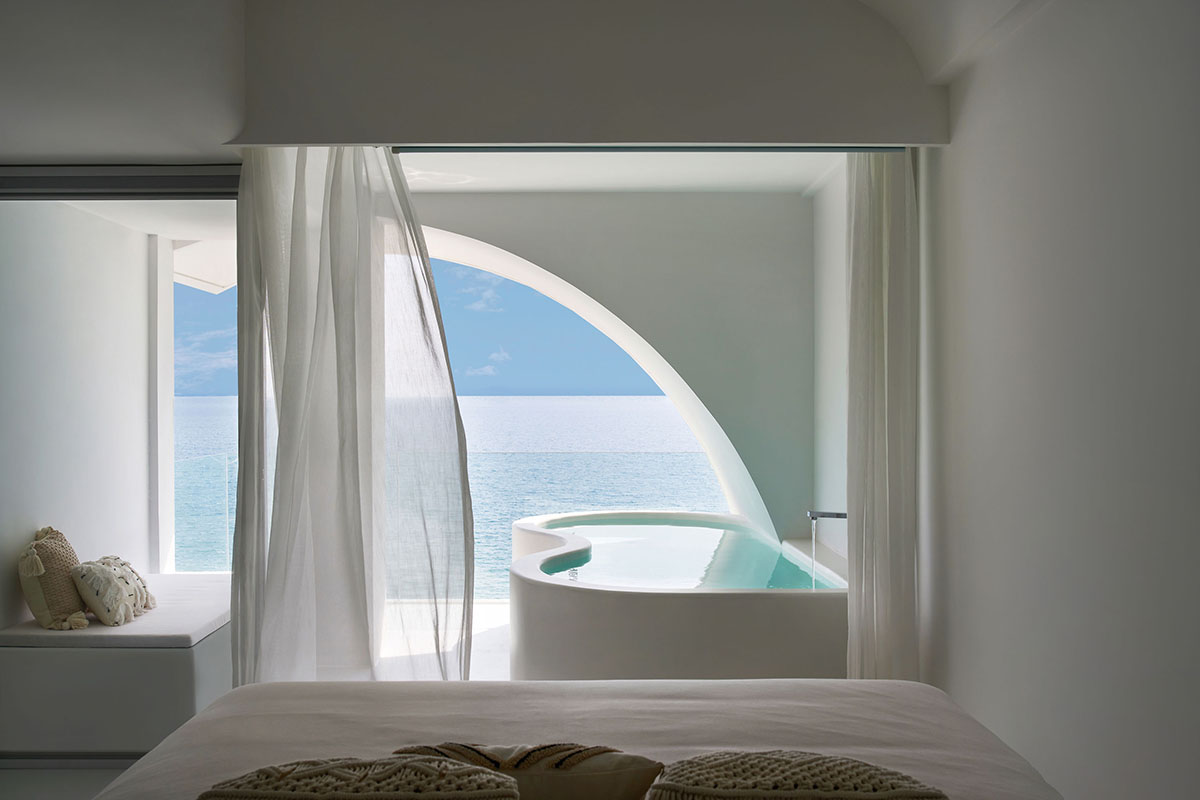 GS Design carves out this hotel with arch-shape frames like a sophisticated art piece in Sanya