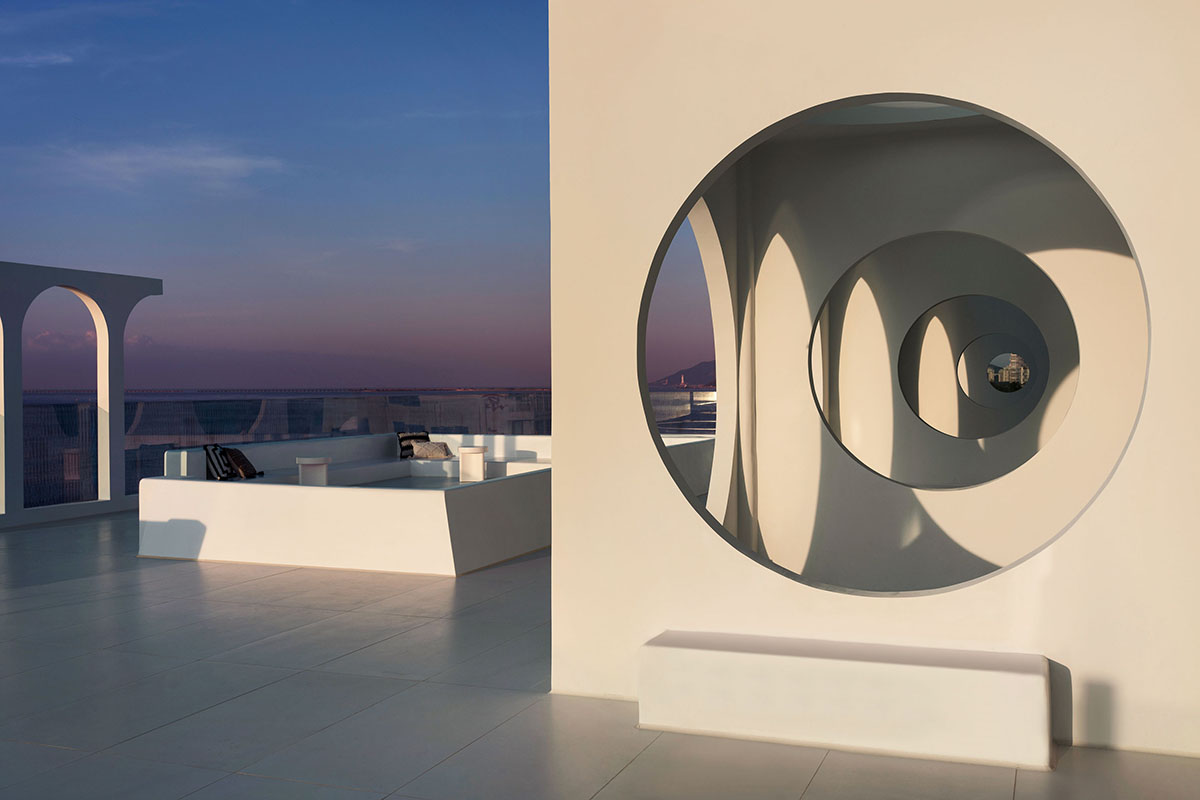 GS Design carves out this hotel with arch-shape frames like a sophisticated art piece in Sanya