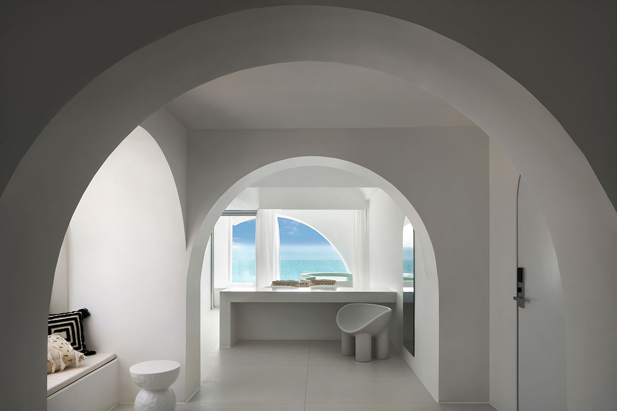 GS Design carves out this hotel with arch-shape frames like a sophisticated art piece in Sanya