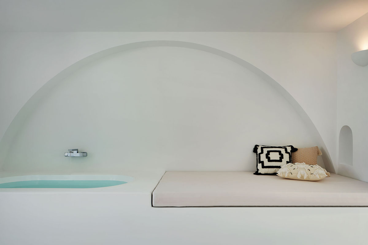 GS Design carves out this hotel with arch-shape frames like a sophisticated art piece in Sanya