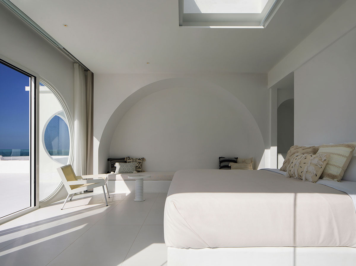GS Design carves out this hotel with arch-shape frames like a sophisticated art piece in Sanya