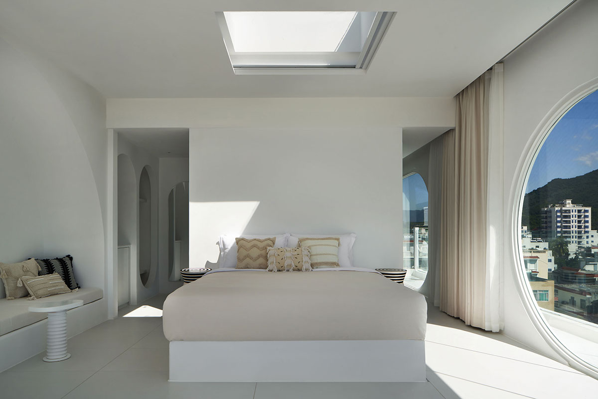 GS Design carves out this hotel with arch-shape frames like a sophisticated art piece in Sanya