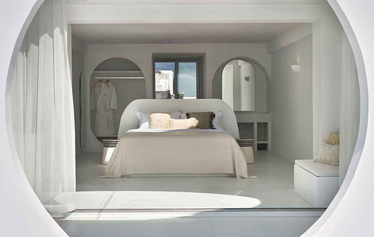 GS Design carves out this hotel with arch-shape frames like a sophisticated art piece in Sanya