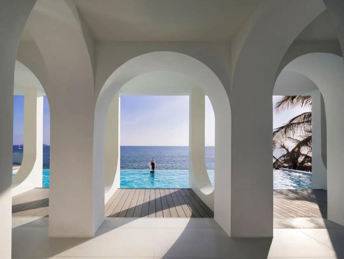 GS Design carves out this hotel with arch-shape frames like a sophisticated art piece in Sanya