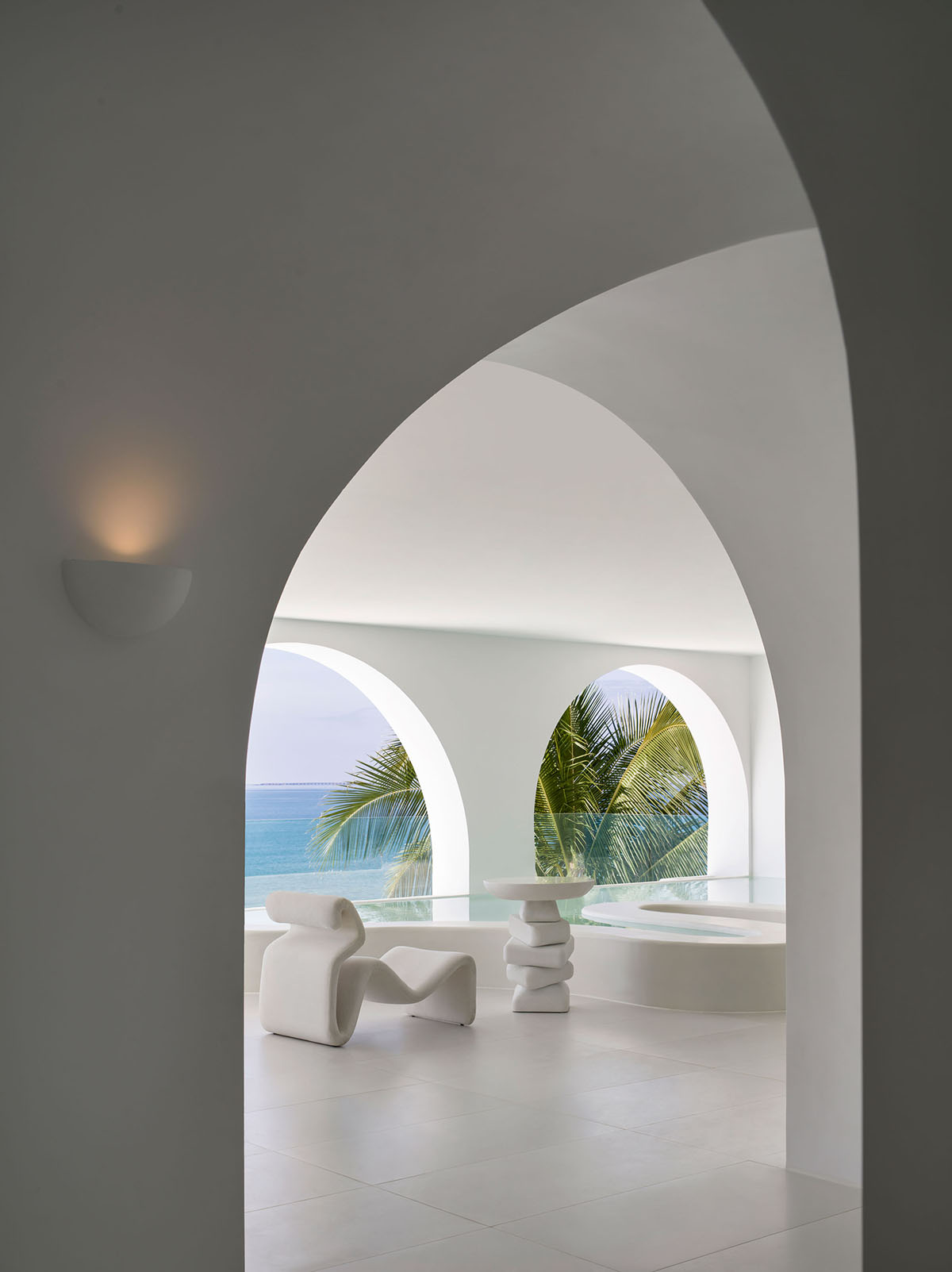 GS Design carves out this hotel with arch-shape frames like a sophisticated art piece in Sanya