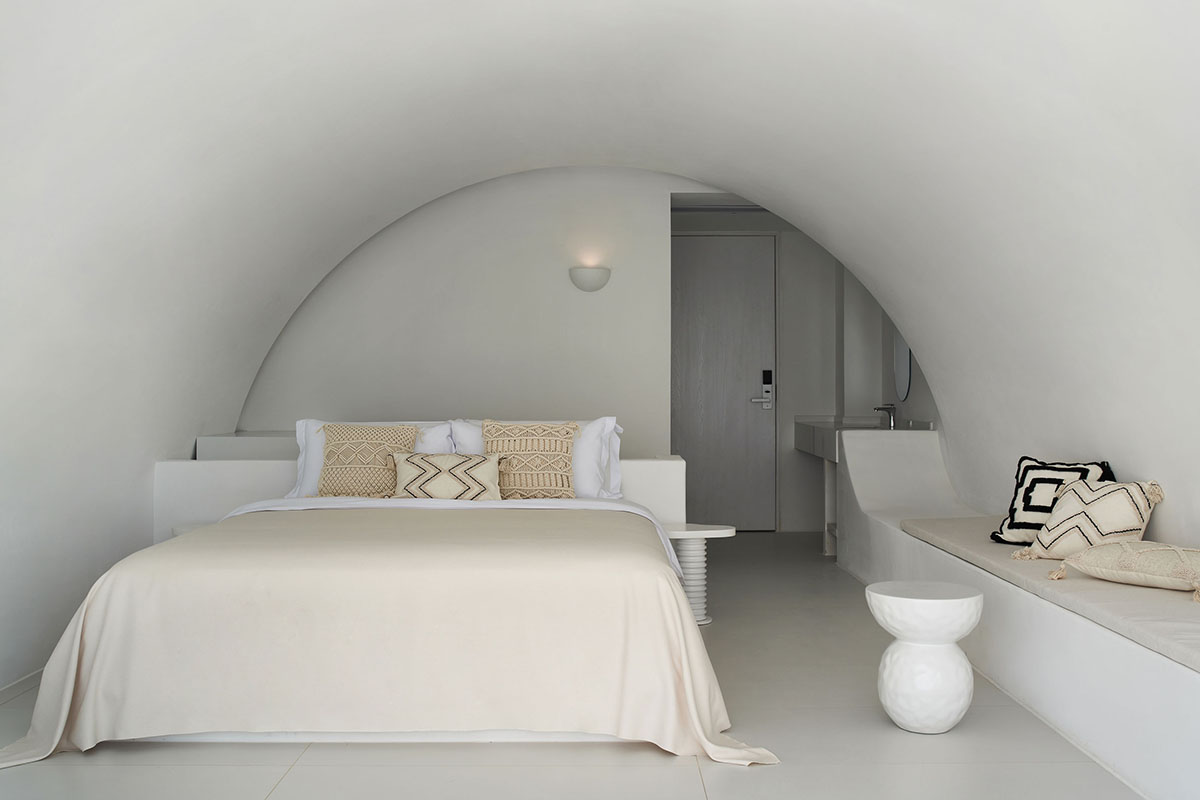 GS Design carves out this hotel with arch-shape frames like a sophisticated art piece in Sanya