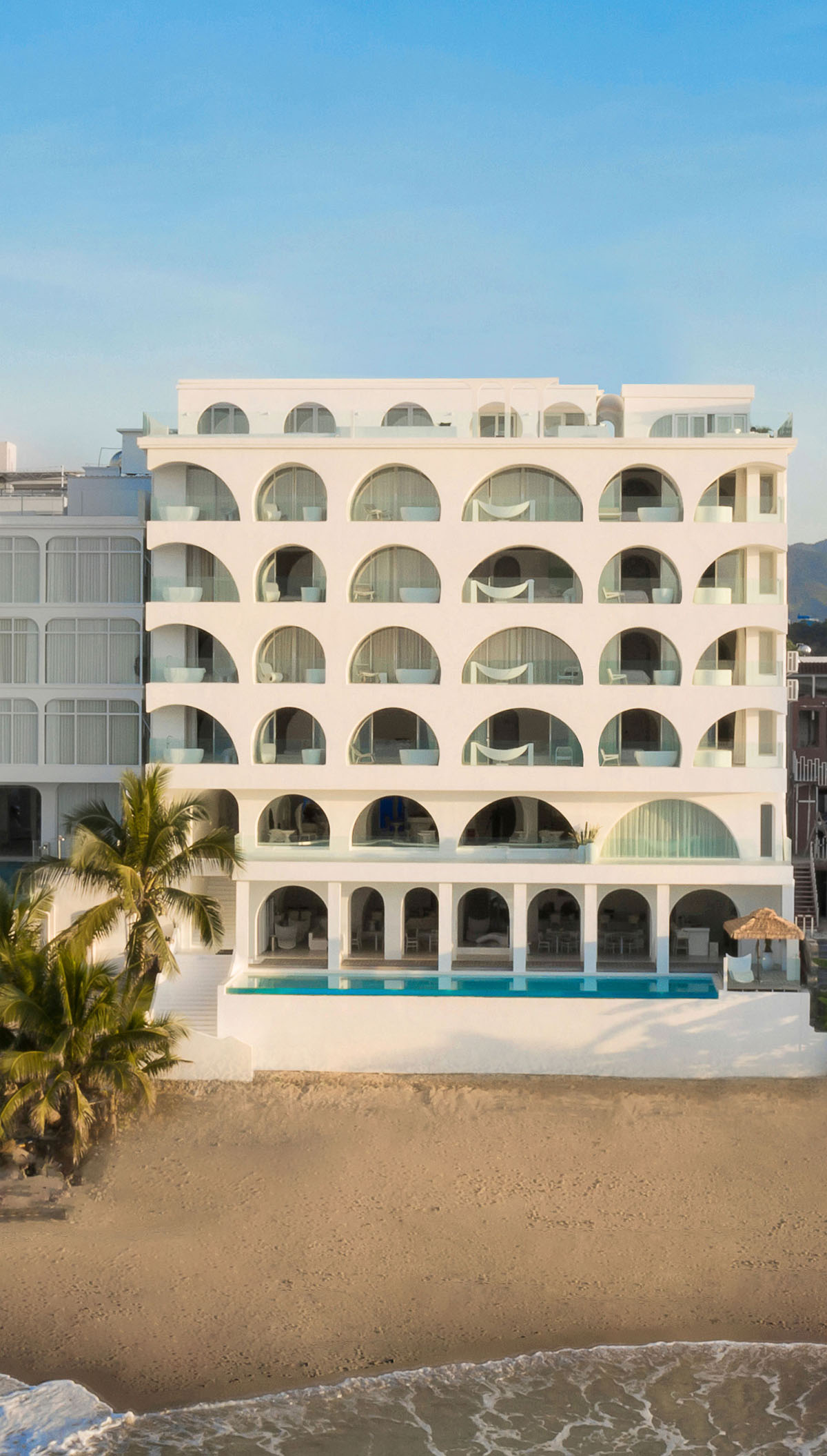 GS Design carves out this hotel with arch-shape frames like a sophisticated art piece in Sanya