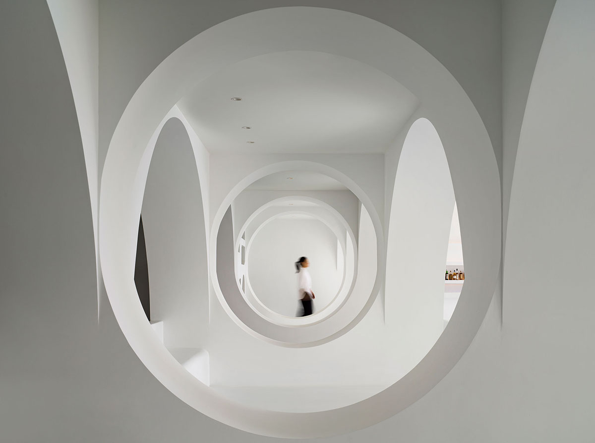 GS Design carves out this hotel with arch-shape frames like a sophisticated art piece in Sanya