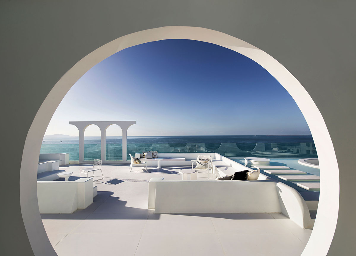 GS Design carves out this hotel with arch-shape frames like a sophisticated art piece in Sanya