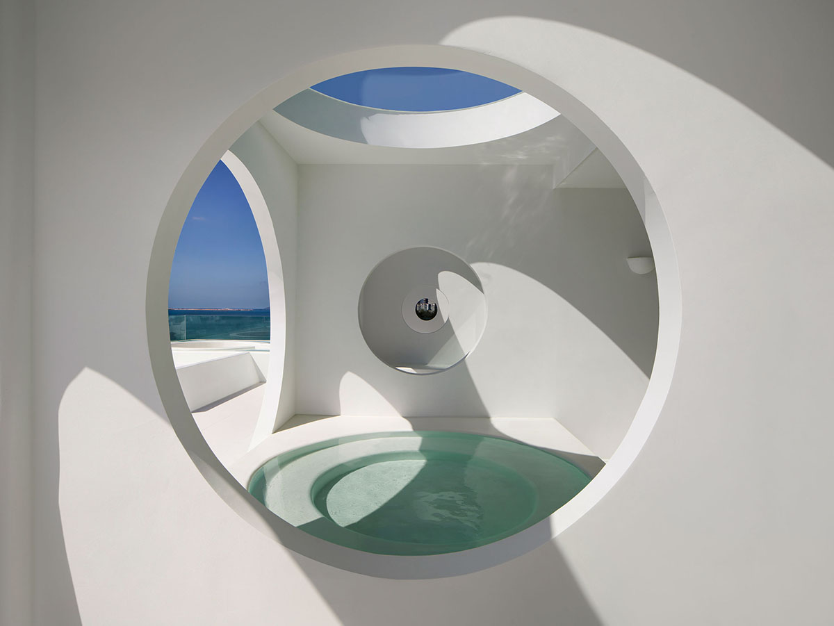 GS Design carves out this hotel with arch-shape frames like a sophisticated art piece in Sanya