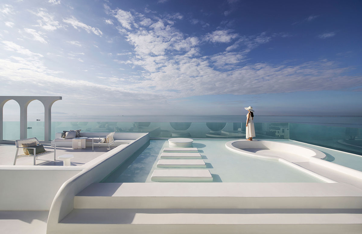 GS Design carves out this hotel with arch-shape frames like a sophisticated art piece in Sanya