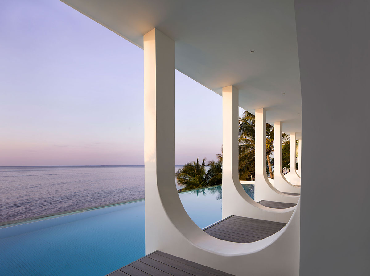 GS Design carves out this hotel with arch-shape frames like a sophisticated art piece in Sanya