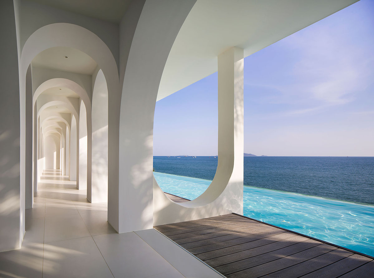 GS Design carves out this hotel with arch-shape frames like a sophisticated art piece in Sanya