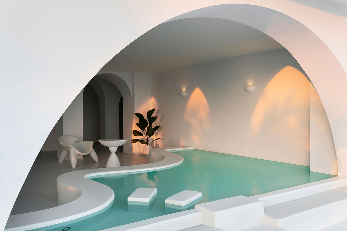 GS Design carves out this hotel with arch-shape frames like a sophisticated art piece in Sanya