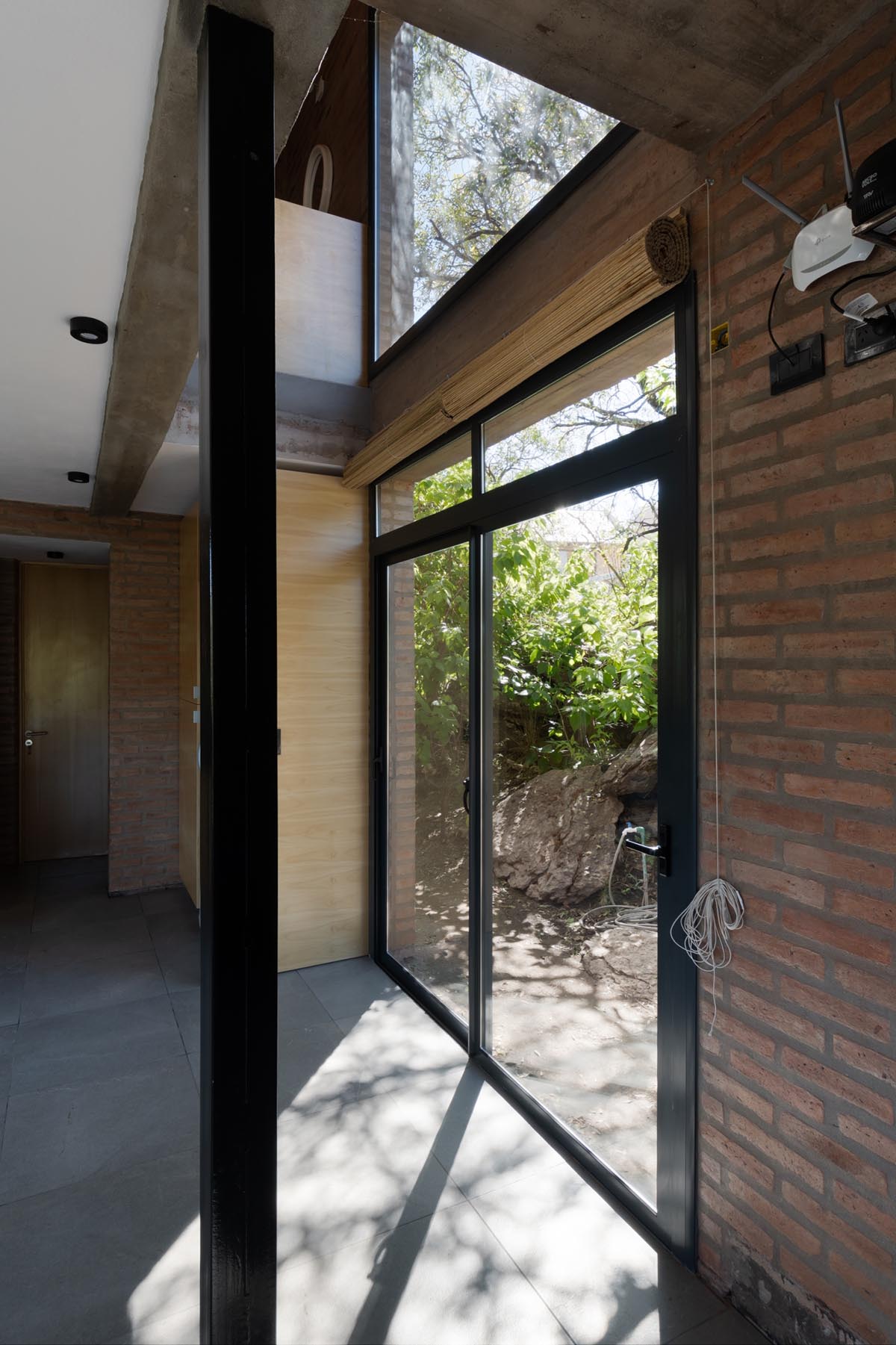Taller Sur Arquitectura завершает строительство Casa Escondida в Кордове, Аргентина. 