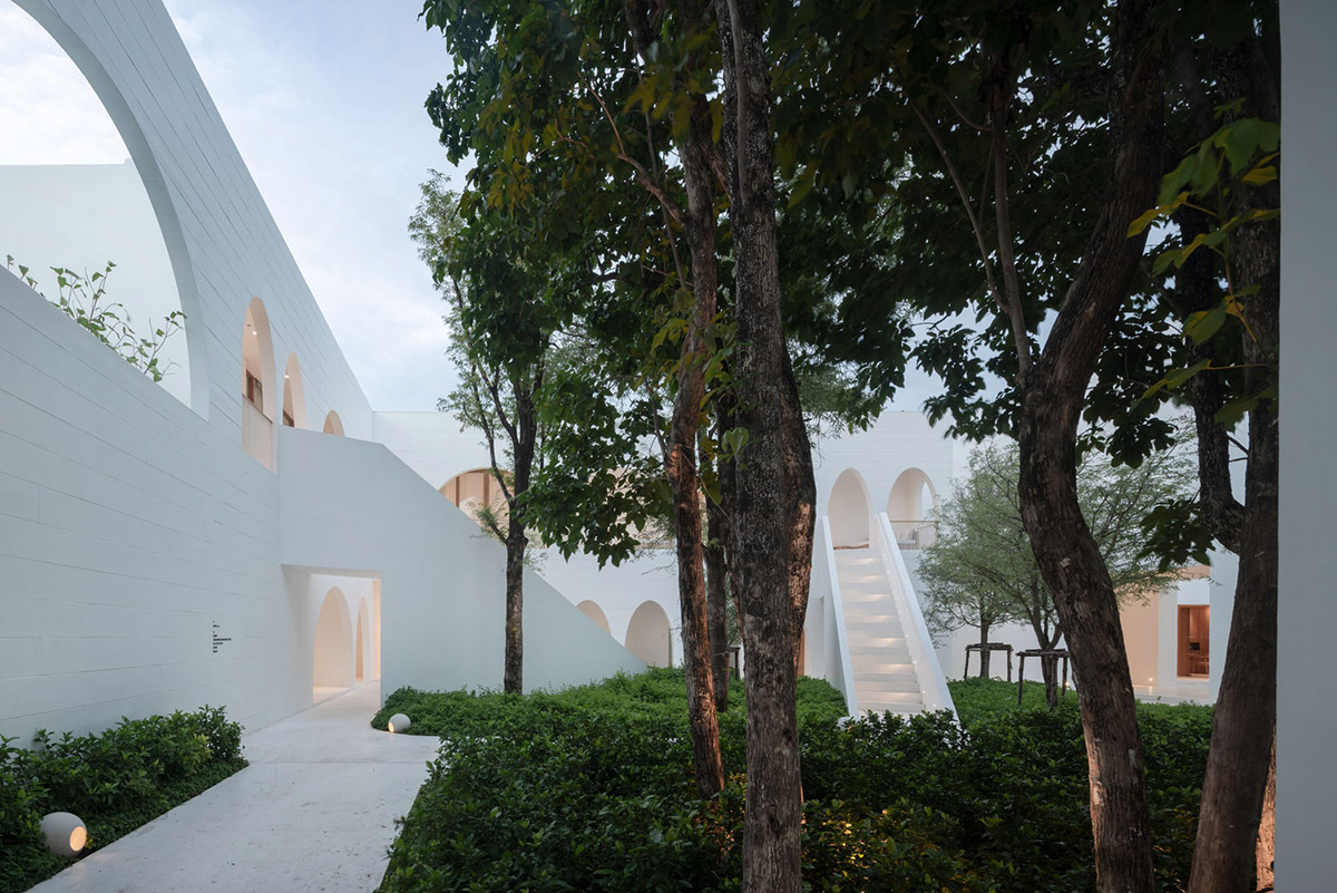 onion combines white concave and convex walls with colorful surfaces for beach resort in Thailand