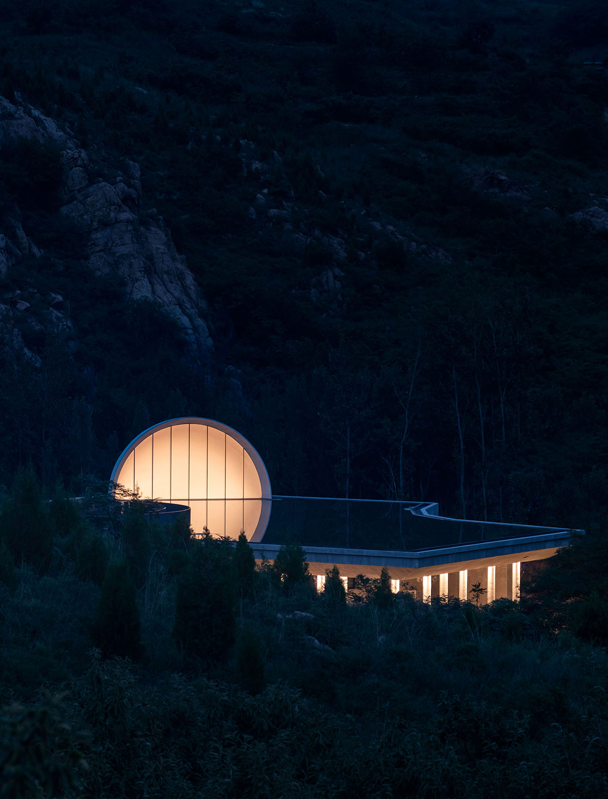 SYN Architects' ceremony hall features moon-shaped balloon that never sets in Daolang Town