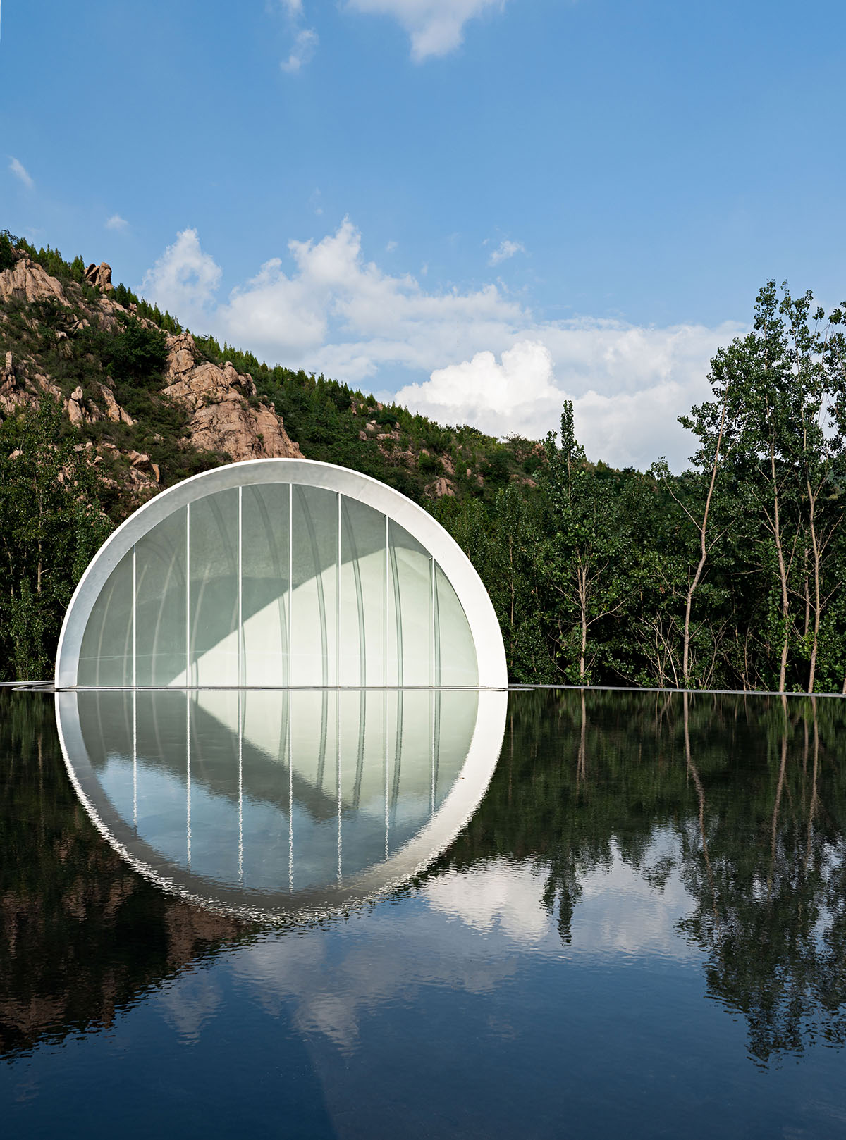 SYN Architects' ceremony hall features moon-shaped balloon that never sets in Daolang Town