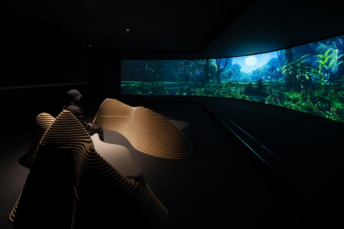 Giant free-form structure gives the feeling of 