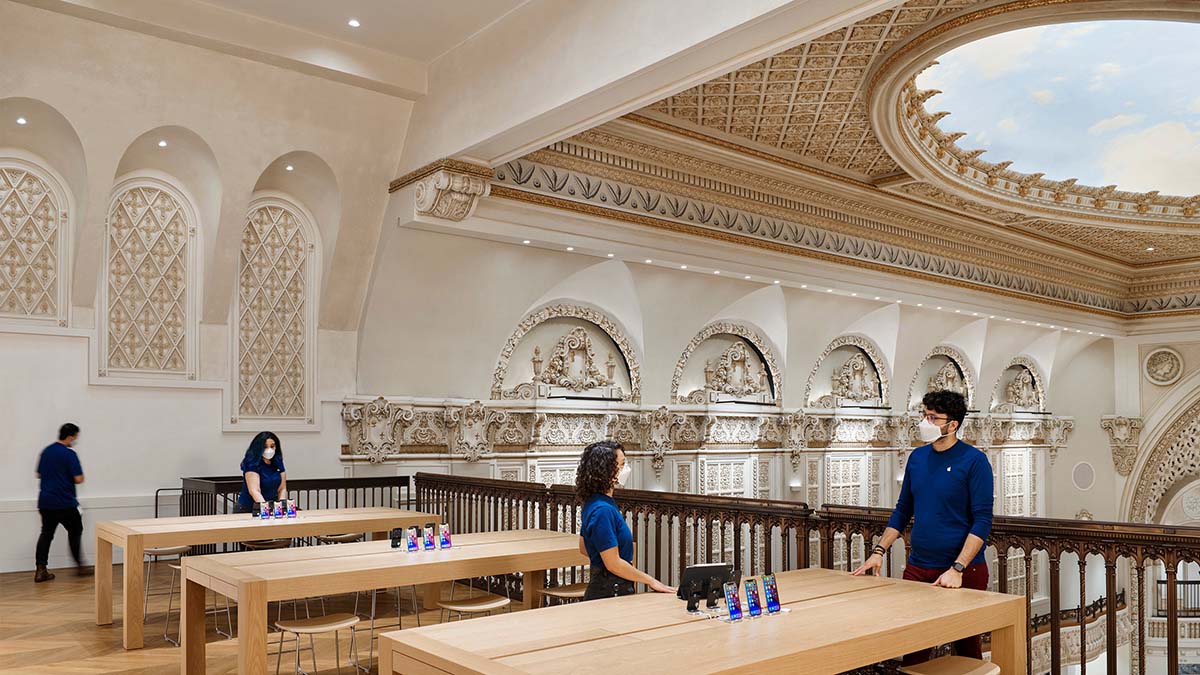 Foster + Partners restores LA’s historic movie theatre for new Apple store