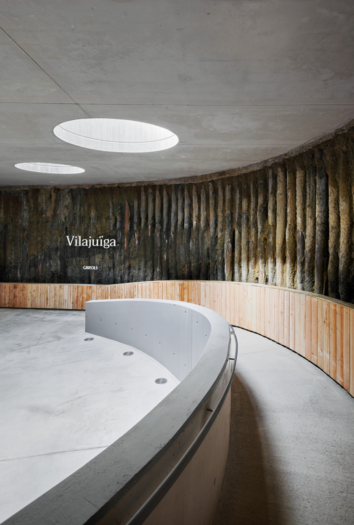 Aigua de Vilajuïga restored with vaulted bricks and exposed concrete bringing light into the space