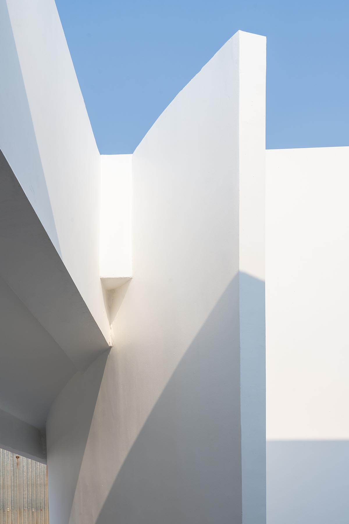 Tantai Architects imagines this house as a white box dancing with light and wind in Thailand 