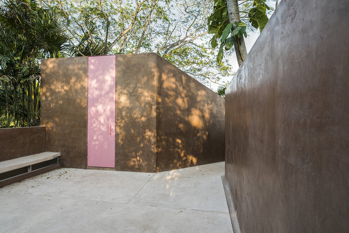 TACO completes this homelike and pinkish workshop studio in a lush green of Yucatan Peninsula