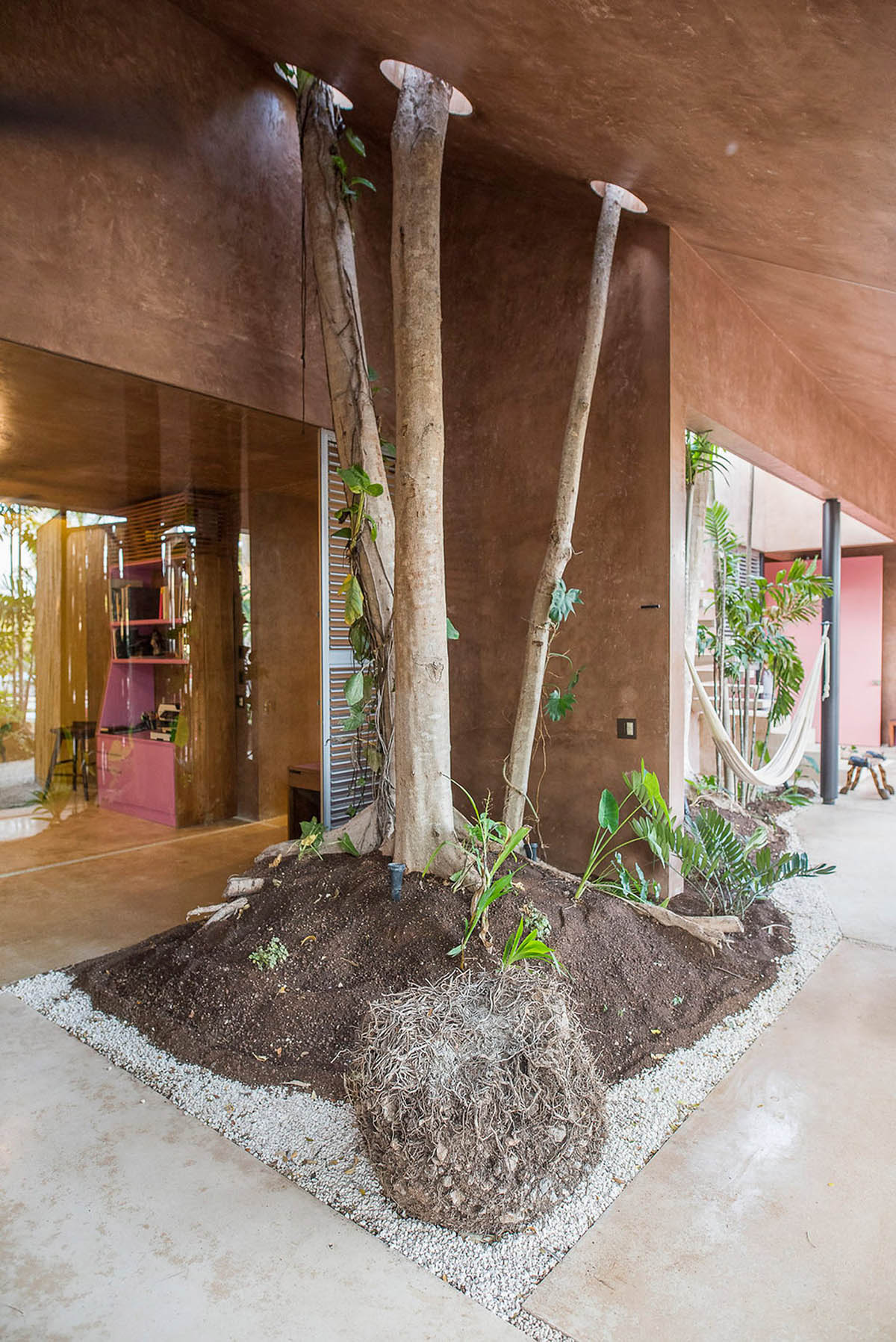 TACO completes this homelike and pinkish workshop studio in a lush green of Yucatan Peninsula