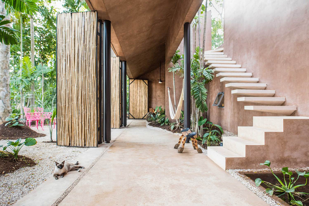 TACO completes this homelike and pinkish workshop studio in a lush green of Yucatan Peninsula