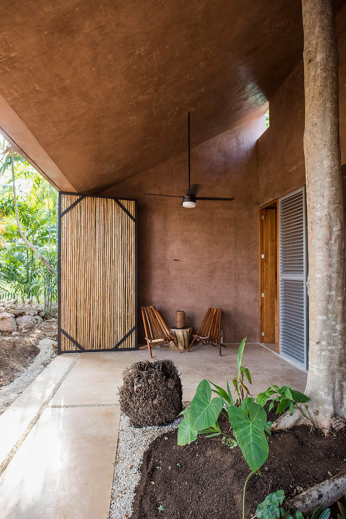 TACO completes this homelike and pinkish workshop studio in a lush green of Yucatan Peninsula