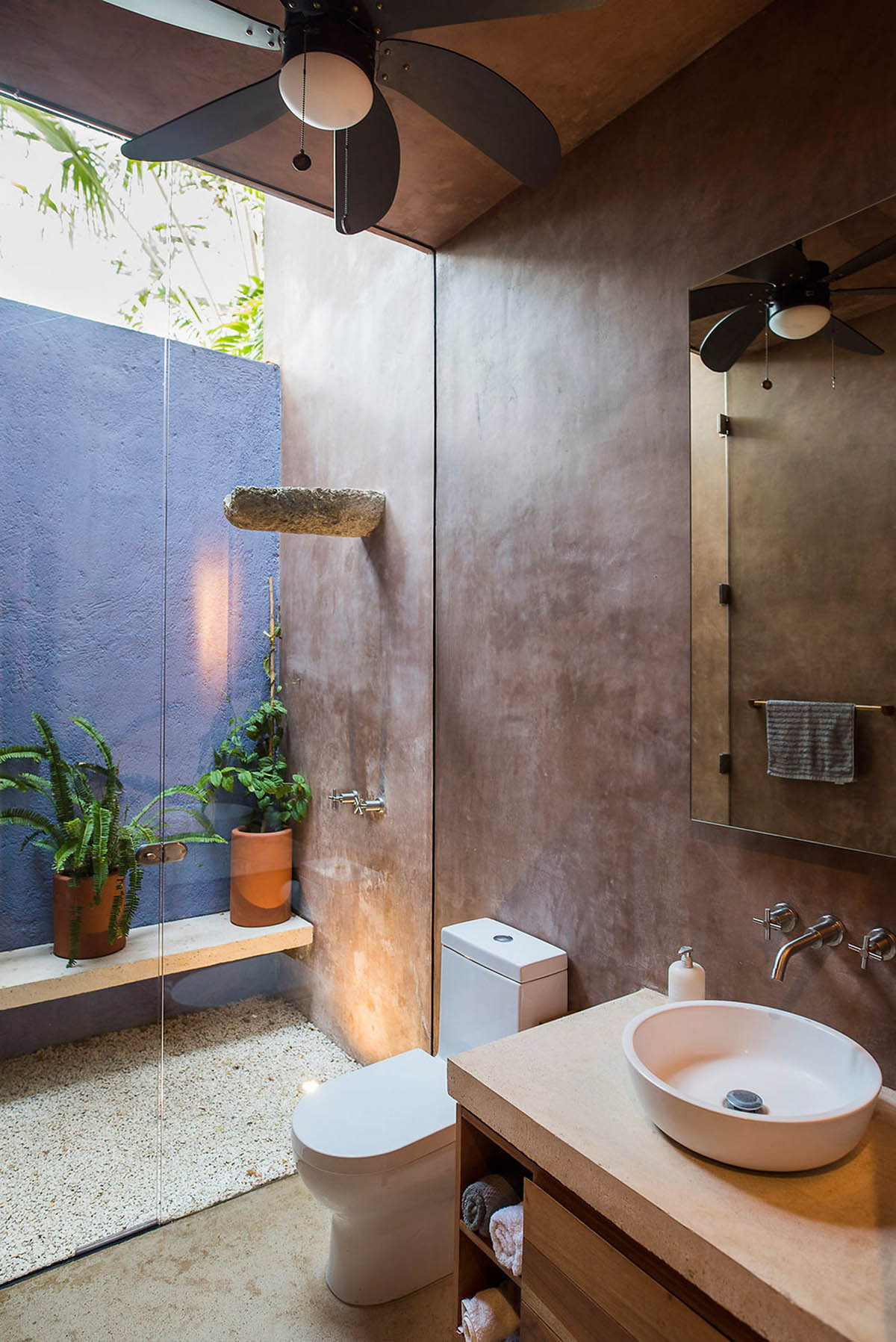 TACO completes this homelike and pinkish workshop studio in a lush green of Yucatan Peninsula