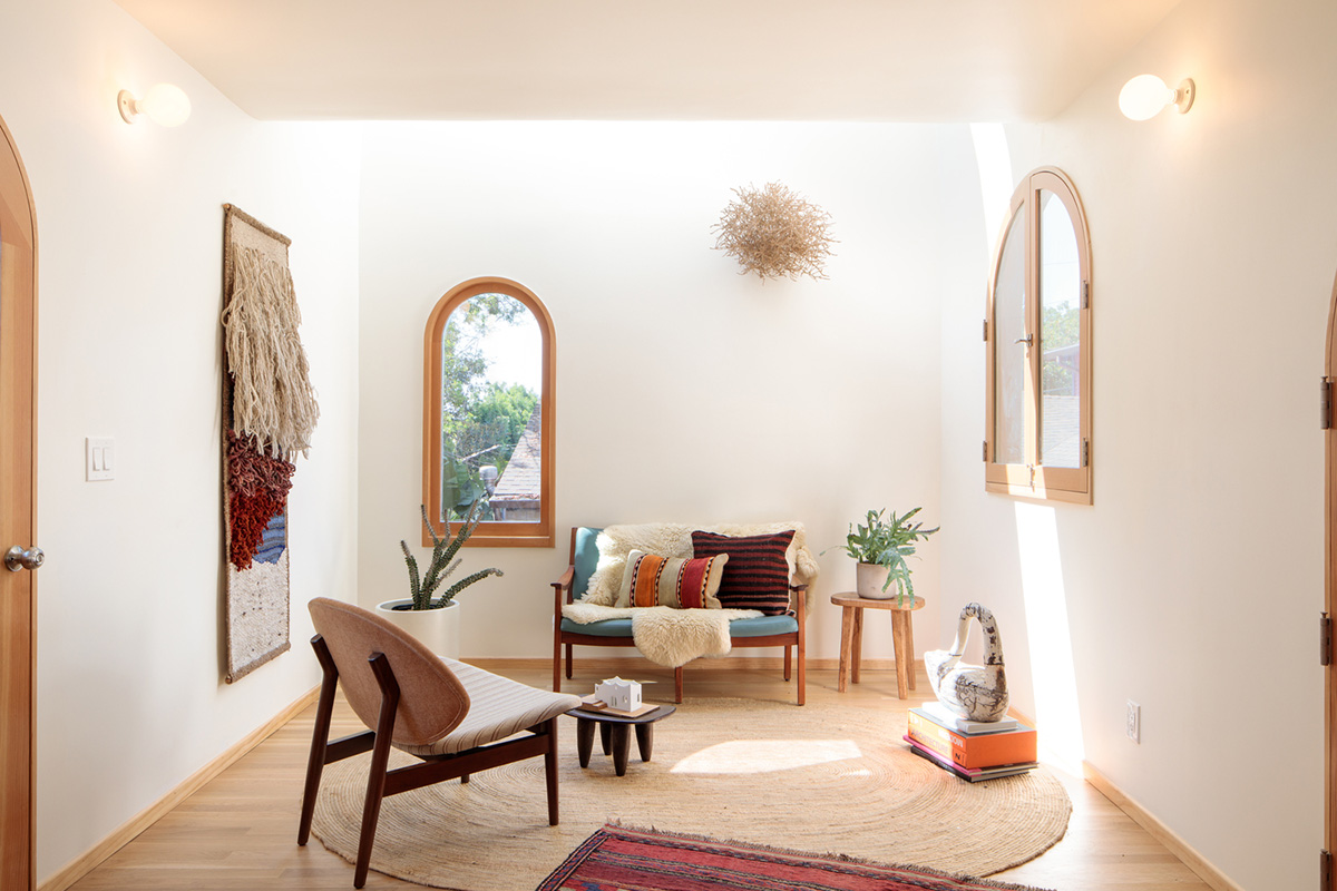 Filmmaker's writing studio is crowned with curved-profiled wall at the backyard of a house in LA